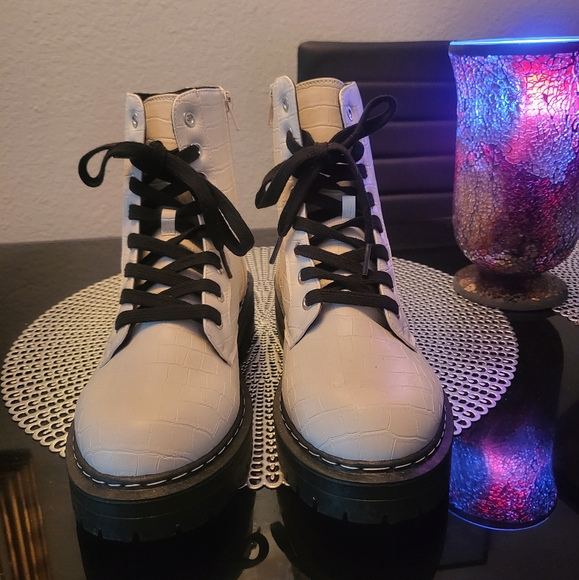 💕White boots in Pristine Condition!! - Picture 2 of 3